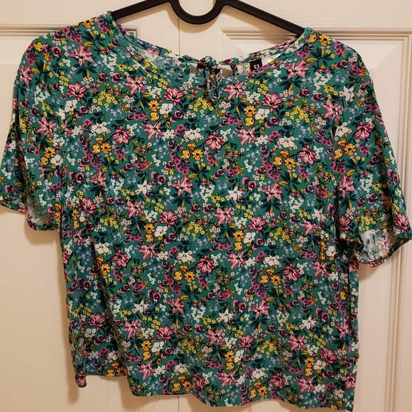 Green floral tee/top - Picture 2 of 3